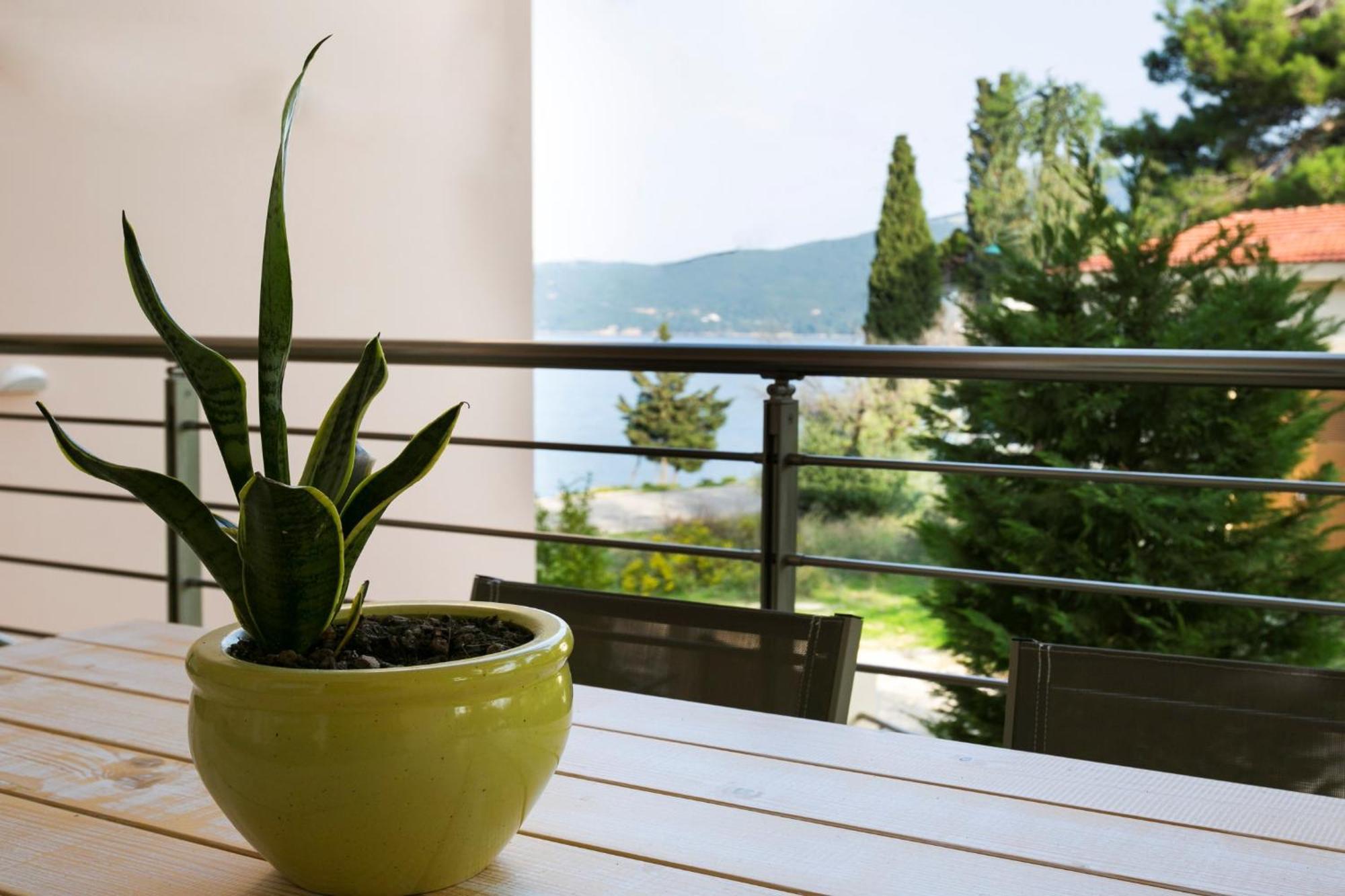 Meliti Waterfront Suites Karavomylos Exteriör bild