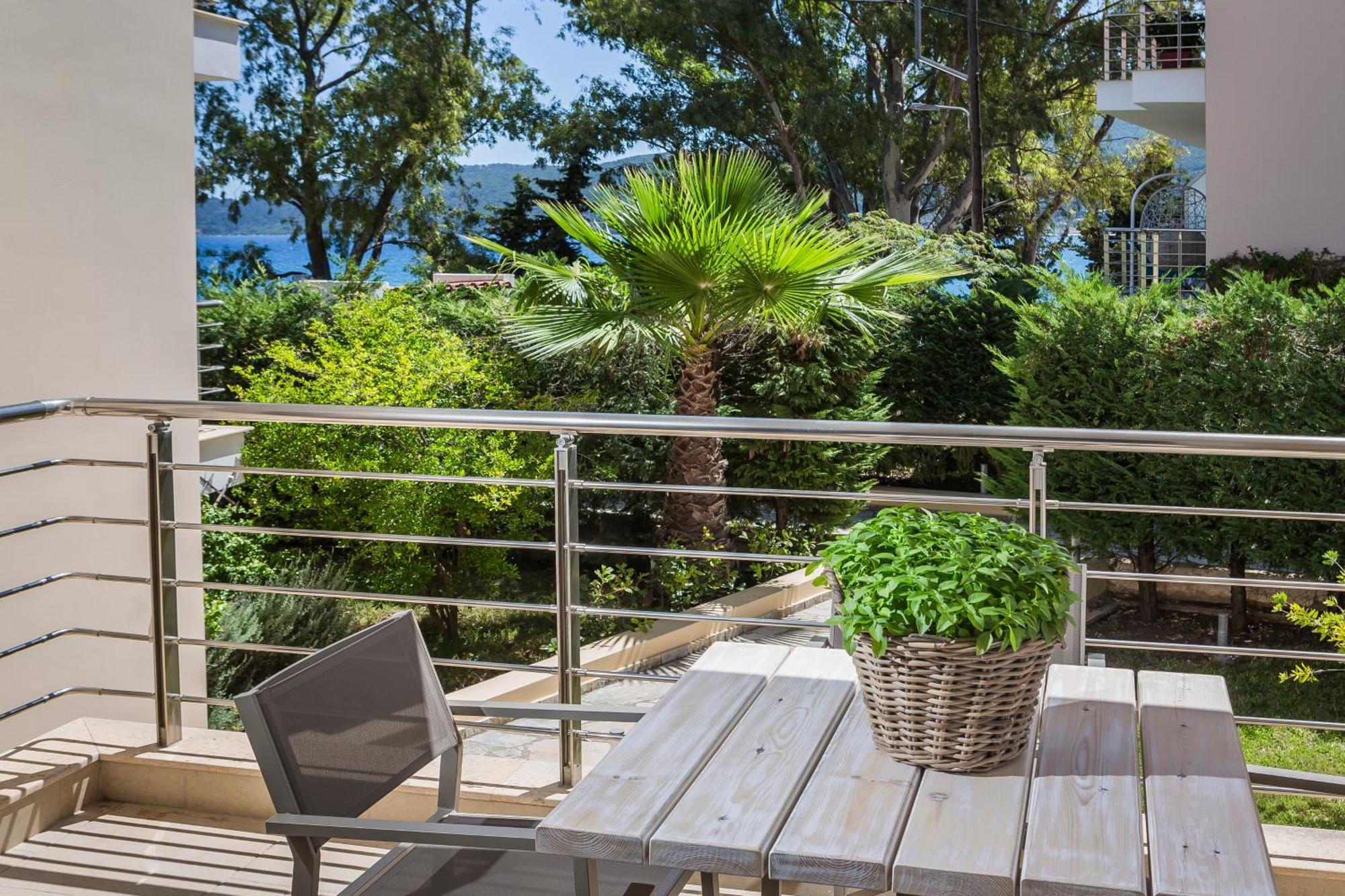 Meliti Waterfront Suites Karavomylos Exteriör bild
