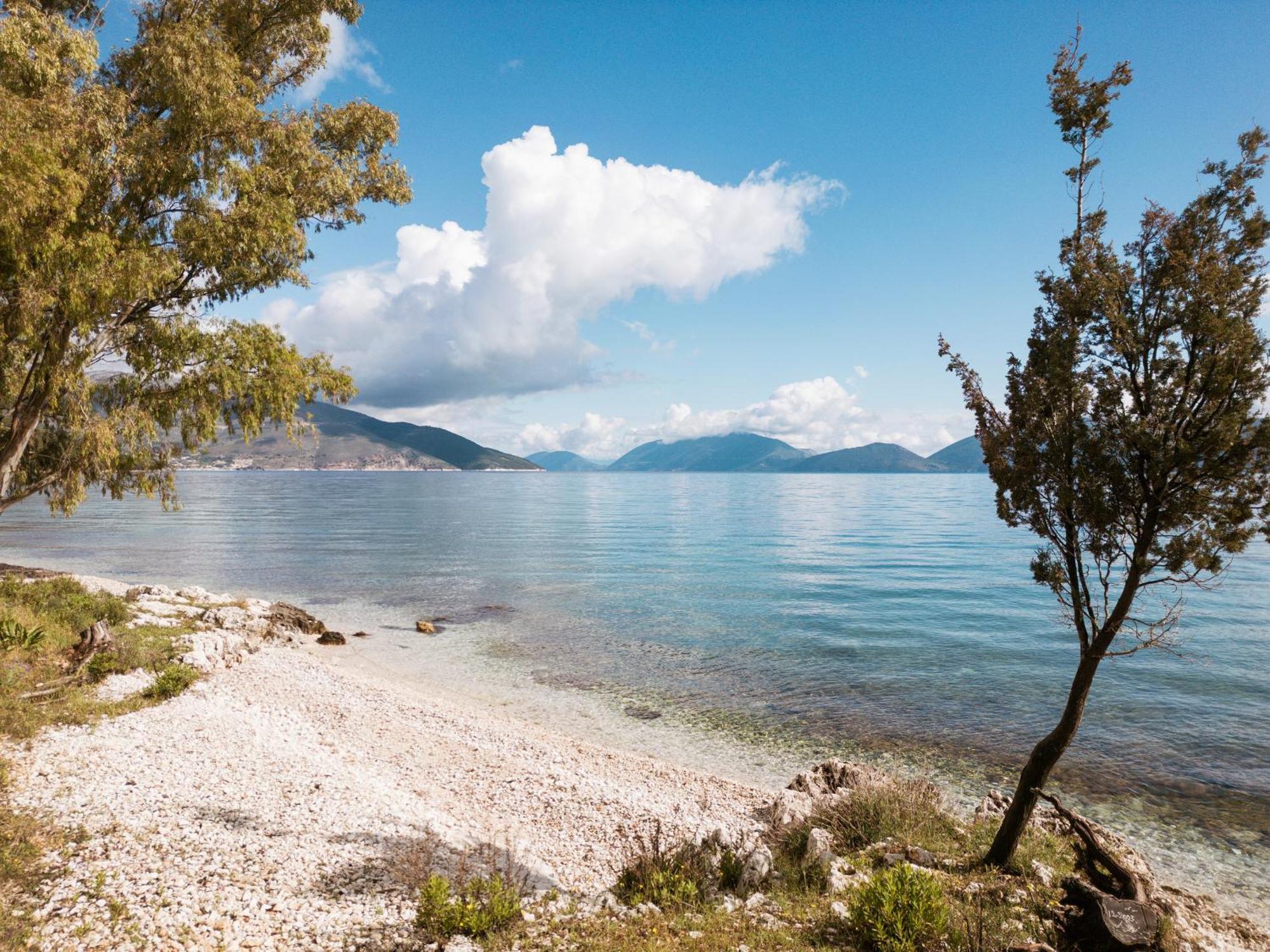 Meliti Waterfront Suites Karavomylos Exteriör bild