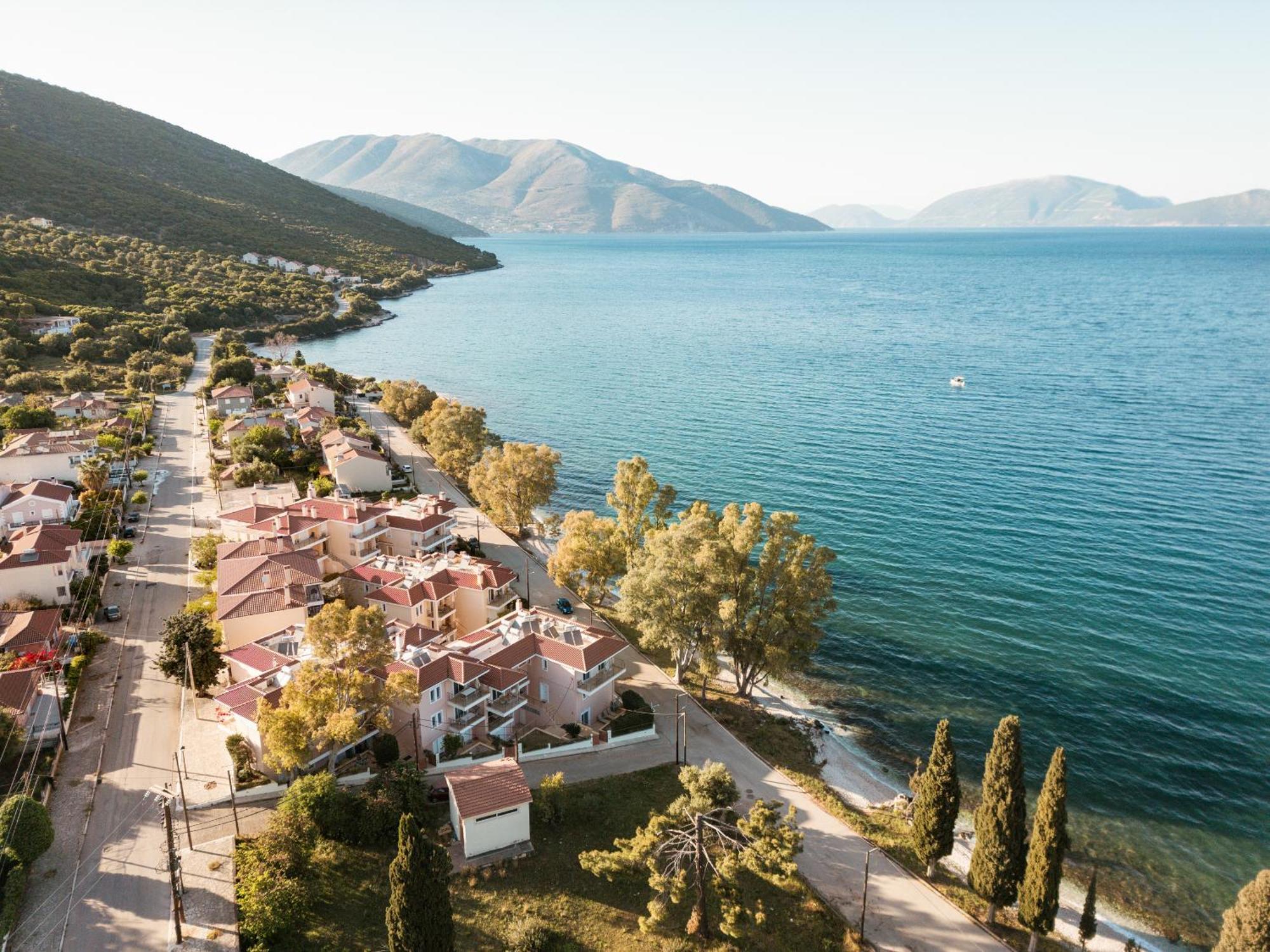 Meliti Waterfront Suites Karavomylos Exteriör bild