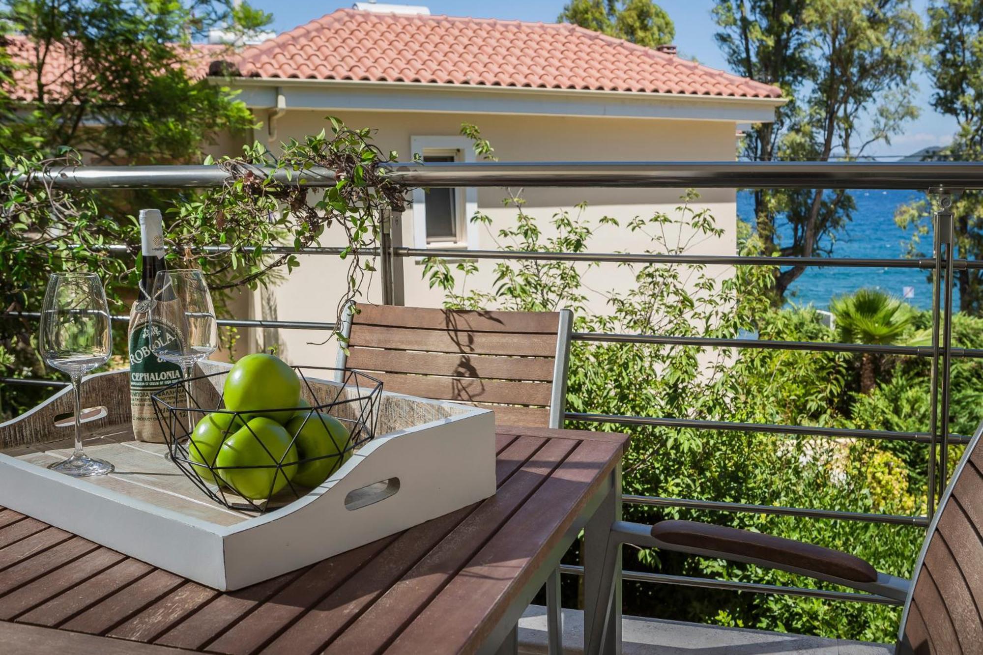 Meliti Waterfront Suites Karavomylos Exteriör bild